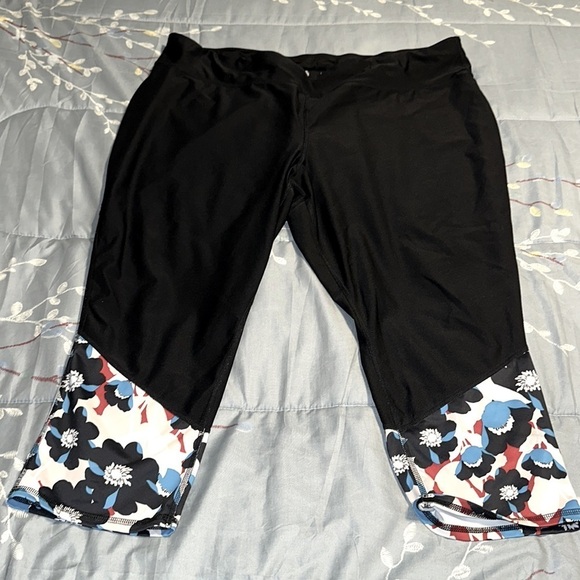 #452 XERSION- Black Floral Performance Capris Size: 3X - Picture 2 of 4